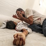 FOTOGALERÍA, 7 DE 30 - GAZA, 06/11/2023.- Un hombre llora sobre el cadáver de su hijo muerto en el hospital de Al-Shifa, tras un ataque aéreo israelí sobre Gaza lanzado el pasado 9 de octubre. Un mes después del estallido de la guerra entre Israel y Hamás el número de muertos supera ya los 11.000 - de ellos 4.000 niños gazatíes -, a lo que hay que añadir 241 rehenes israelíes, casi 30.000 heridos, 1.700.000 desplazados, una franja de Gaza partida en dos y devastada por los bombardeos y una ayuda de la comunidad internacional que llega a cuentagotas. EFE/ Mohammed Saber