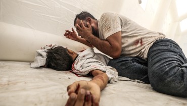 FOTOGALERÍA, 7 DE 30 - GAZA, 06/11/2023.- Un hombre llora sobre el cadáver de su hijo muerto en el hospital de Al-Shifa, tras un ataque aéreo israelí sobre Gaza lanzado el pasado 9 de octubre. Un mes después del estallido de la guerra entre Israel y Hamás el número de muertos supera ya los 11.000 - de ellos 4.000 niños gazatíes -, a lo que hay que añadir 241 rehenes israelíes, casi 30.000 heridos, 1.700.000 desplazados, una franja de Gaza partida en dos y devastada por los bombardeos y una ayuda de la comunidad internacional que llega a cuentagotas. EFE/ Mohammed Saber