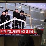 Ciudadanos siguen por televisión una información que muestra al líder norcoreano, Kim Jong Un, en una televisión instalada en una estación de Seúl (Corea del Sur) este lunes. EFE/ Jeon Heon-kyun.