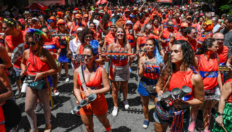 Integrantes de la comparsa callejera 'Laranjada Samba Clube' desfilan por las calles del barrio de Laranjeiras hoy, en Río de Janeiro (Brasil). EFE/ André Coelho