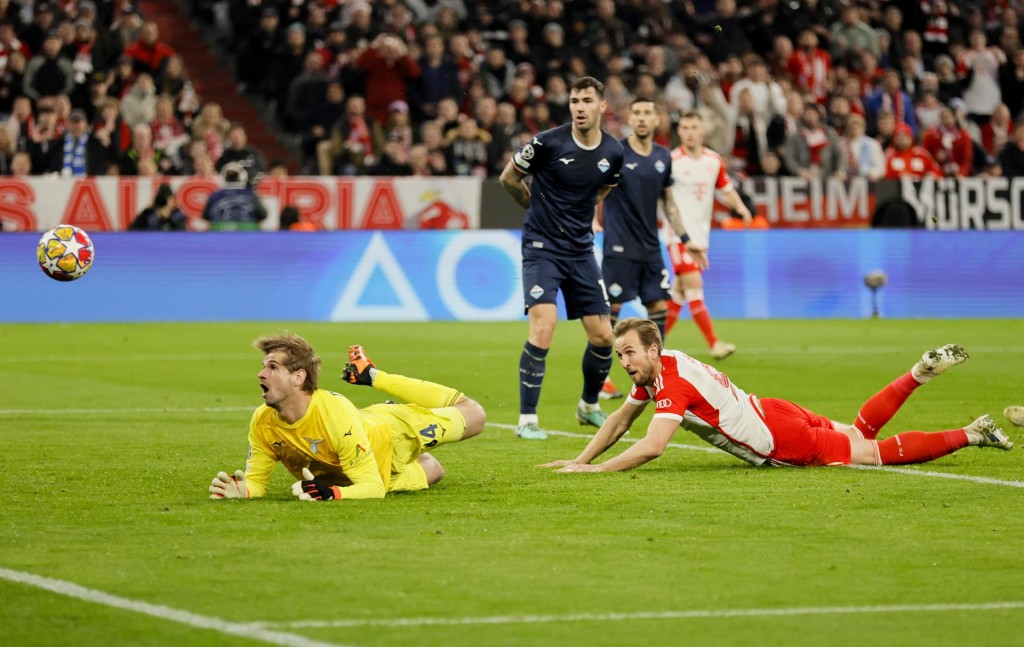 El delantero del Bayern Múnich Harry Kane (d) celebra el 1-0 ante el portero Ivan Provedel (I) durante el partido de vuelta de octavos de final de la UEFA Champions League que han jugado Bayern Munich y SS Lazio, en Múnich, Alemania. EFE/EPA/RONALD WITTEK