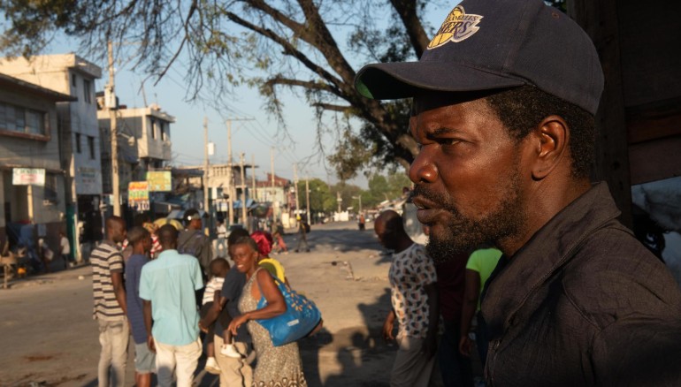 Personas caminan cerca a la Penitenciaría Nacional este domingo, en Puerto Príncipe (Haití). . EFE/Johnson Sabin