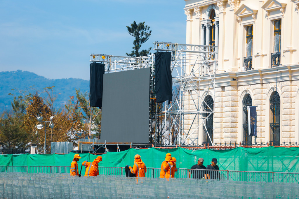 Enfrente del Palacio Nacional han colocado sillas para los invitados a la toma de posesion Foto: D1/Gabriel Aquino