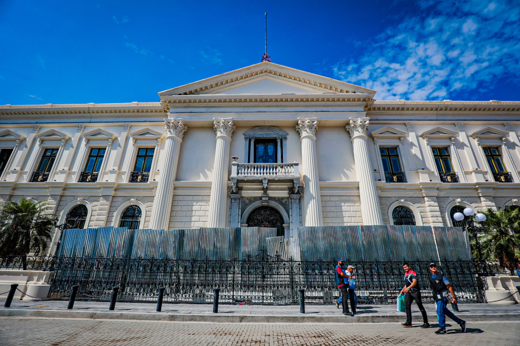 A dos días de la toma de posesión continúan trabajando en el exterior del Palacio Nacional Foto: D1/Gabriel Aquino