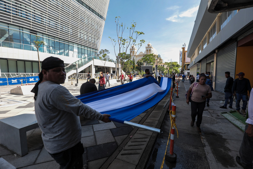 Trabajadores extiende bandare que sera ubicada a los alrededores del centro historico Foto:D1/Gabriel Aquino