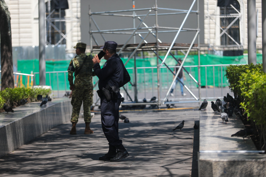 Por el protocolo de seguridad agentes de la PNC y de la Fuerza Armada han desplegado un operativo a los alrededores del centro de San Salvador Foto: D1/Gabriel Aquino