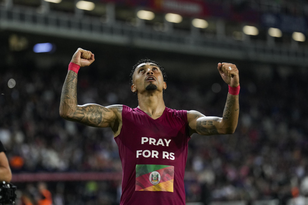 El delantero brasileño del FC Barcelona, Raphinha, celebra el segundo gol del equipo blaugrana durante el encuentro correspondiente a la jornada 35 de primera división que disputan hoy lunes FC Barcelona y Real Sociedad en el estadio Olímpico Lluis Companys, en Barcelona. EFE / Alejandro García.