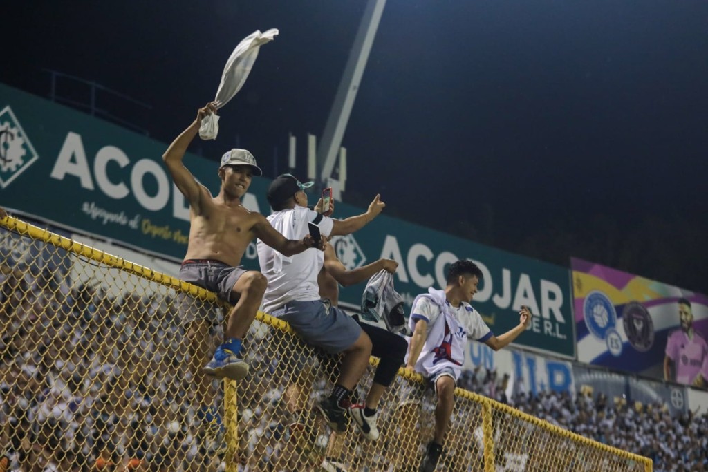 El Cuscatlán vivió una noche completamente blanca con la afición de Alianza. Foto: D1/ Gabriel Aquino 