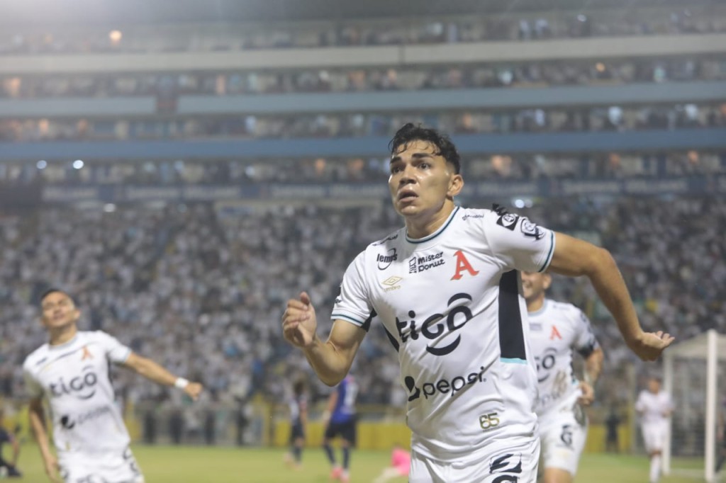 Leonardo Menjívar celebra el segundo gol de Alianza. Foto: D1/ Gabriel Aquino 