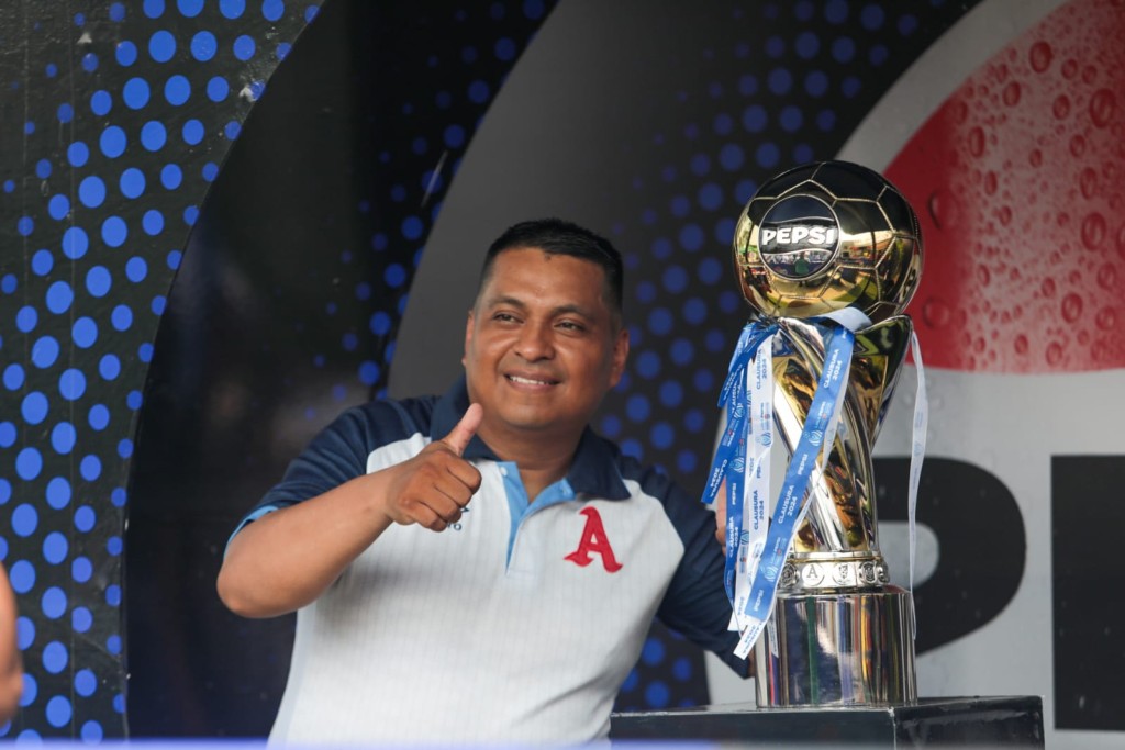 Algunos aficionados aprovecharon para tomarse fotos con algunos trofeos de los anteriores campeonatos conseguidos por el equipo albo Foto: D1/ Gabriel Aquino 