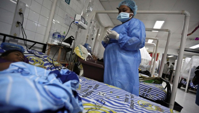 Fotografía de archivo en donde se ve a una enfermera mientras trabaja en la sala donde son tratados pacientes con dengue en el Hospital Escuela Universitario de Tegucigalpa (Honduras). EFE/ Gustavo Amador