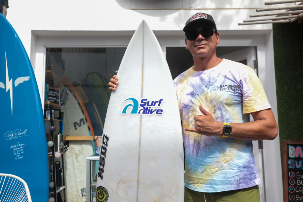 José Diaz, presidente de la Federación Salvadoreña de Surf, posa frente a Bamboards Surf Academy ubicada en Playa El Tunco, La Libertad. Foto:D1/Gabriel Aquino