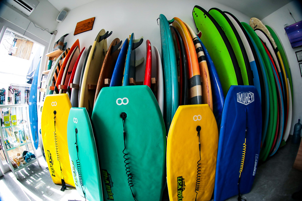 La academia cuenta con tablas y múltiples accesorios de surf para sus estudiantes. Foto:D1/Gabriel Aquino