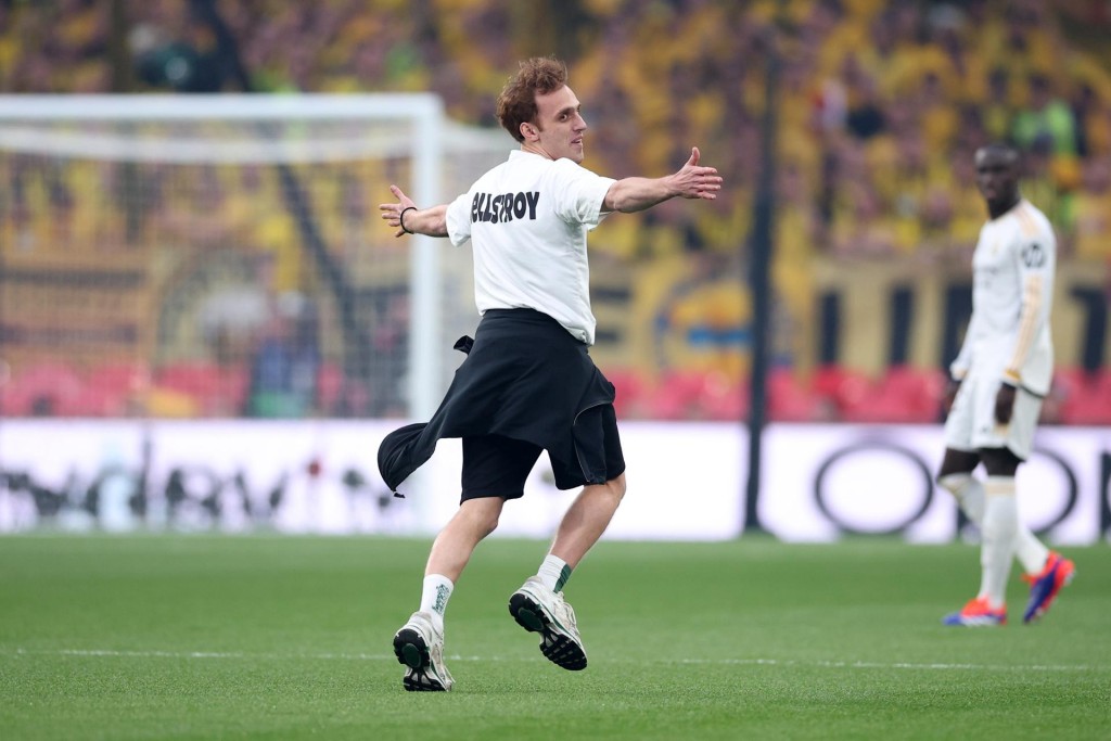 Espontáneos saltan al terreno de juego en Wembley, en la final de la Liga de Campeones entre Borussia Dortmund y Real Madrid. EFE/EPA/NEIL HALL