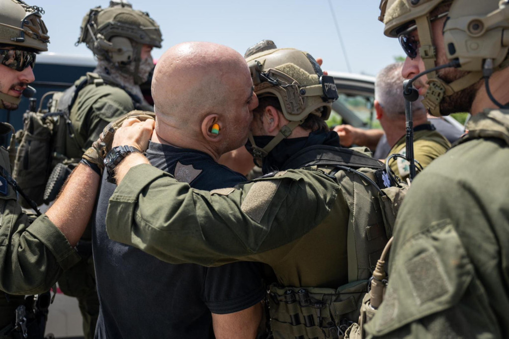 TEL AVIV (ISRAEL), 08/06/2024.- Shlomi Ziv, de 40 años, es trasladado al Centro Médico 'Sheba' Tel-HaShomer, en Tel Aviv, junto a los otros tres rehenes que el Ejército israelí ha rescatado este sábado en dos lugares del campo de refugiados de Nuseirat, en el centro de la Franja de Gaza. Los rehenes rescatados con vida son Noa Argamani, de 25 años, de Almog Meir Jan, de 21, Andrey Kozlov, de 27, y Shlomi Ziv, de 40, que fueron secuestrados por Hamás en el festival de música 'Nova' el 7 de octubre. EFE/Ejército de Israel -SOLO USO EDITORIAL/SOLO DISPONIBLE PARA ILUSTRAR LA NOTICIA QUE ACOMPAÑA (CRÉDITO OBLIGATORIO)-