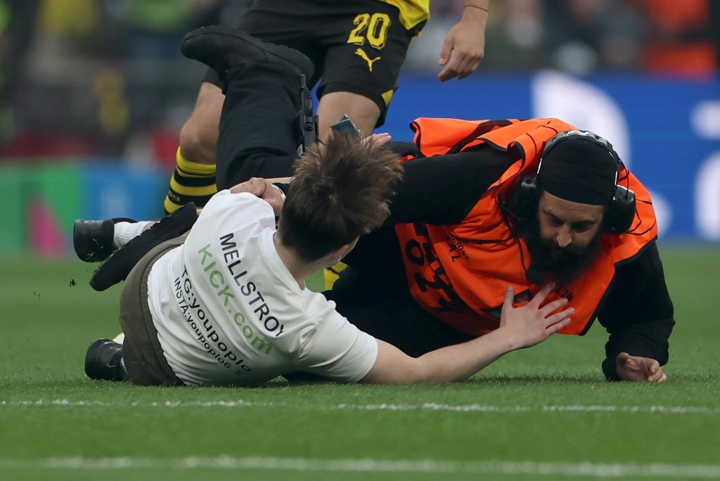 Espontáneos saltan al terreno de juego en Wembley, en la final de la Liga de Campeones entre Borussia Dortmund y Real Madrid. EFE/EPA/NEIL HALL