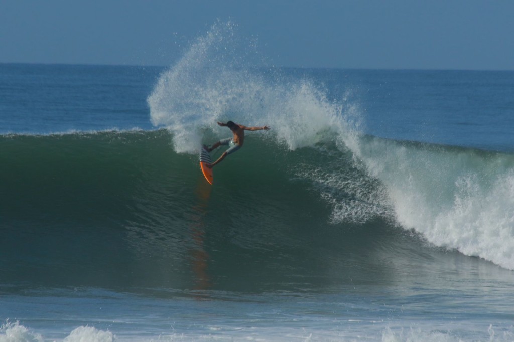 El contacto con la fuerza del océano es palpable a través de la cultura del surf. Foto: cortesía José "Bamba" Díaz.