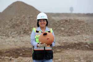 La arqueóloga Erika Cabello muestra una vasija hallada durante los trabajos de excavación de la construcción del nuevo aeropuerto de Lima Foto: D1/-EFE/Paolo Aguilar