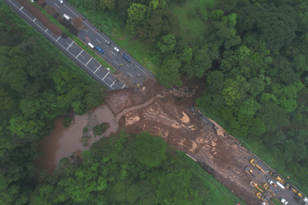 Fotografía aérea de los trabajos de reparación de un tramo de carretera inhabilitado por las fuertes lluvias este 18 de junio de 2024, en Escuintla (Guatemala). EFE/STR