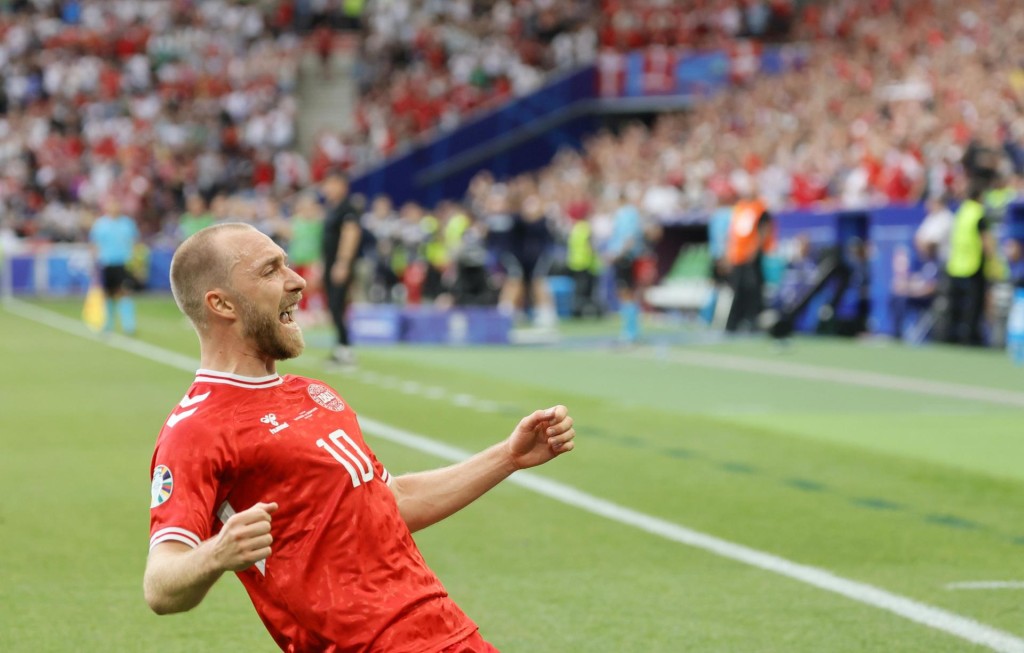 Christian Eriksen celebra el 0-1 durante el partido del grupo C que han jugado Eslovenia y Dinamarca en Stuttgart, Alemania. EFE/EPA/RONALD WITTEK