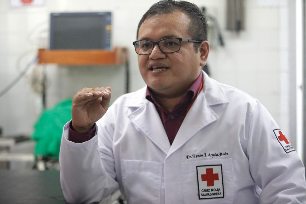 Doctor Lenin Ayala, médico de la clínica de emergencia de Cruz Roja Salvadoreña. Foto: D1/Gabriel Aquino