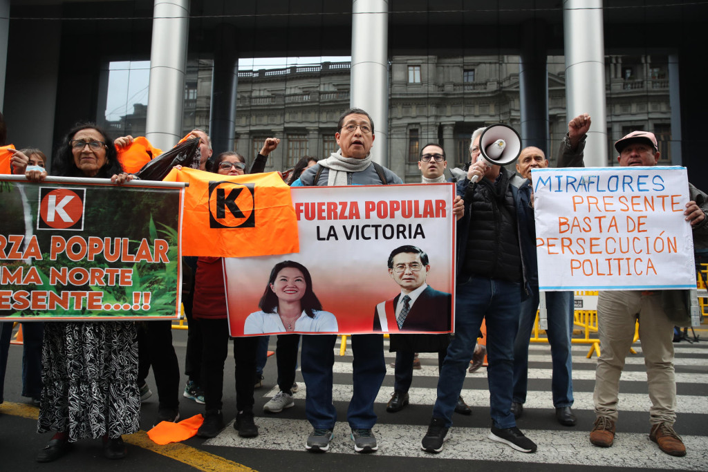 Simpatizantes de la excandidata presidencial peruana Keiko Fujimori sostienen carteles de apoyo este lunes, afuera de la Corte Superior de Justicia, en Lima (Perú). EFE/ Paolo Aguilar