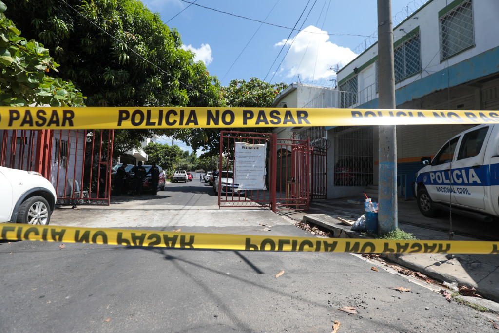 Las zonas cercanas a la vivienda de la pareja se encuentra acordonada por agentes policiales. Foto: D1/ Gabriel Aquino 