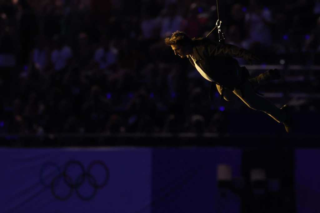 SAINT-DENIS (FRANCIA), 11/08/2024.- El actor estadounidense Tom Cruise durante la ceremonia de clausura de los Juegos Olímpicos de París 2024 celebrada este domingo, en el Estadio de Francia en Saint-Denis (Francia).EFE/ Julio Muñoz