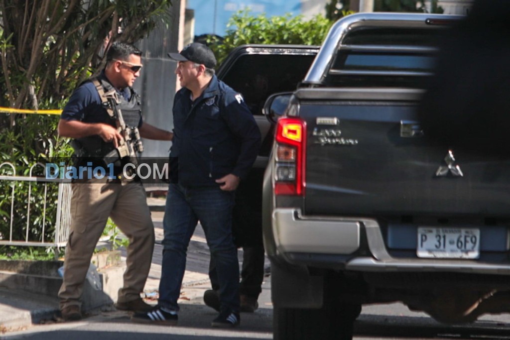 El fiscal general, Rodolfo Delgado, llegó a inspeccionar la escena en la colonia Satélite. Foto: D1/ Gabriel Aquino