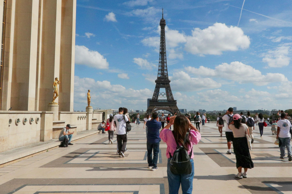 PARÍS, 02/09/2024.-Turistas se toman fotografías ante la Torre Eiffel, decorada con los aros de los Juegos Olímpicos este lunes en Paris. Los herederos del arquitecto Gustave Eiffel están en contra de la intención de la alcaldesa de París, Anne Hidalgo, de dejar los anillos olímpicos de forma permanente sobre la emblemática torre de hierro de la capital francesa. "La Torre Eiffel, que se ha convertido en el símbolo de París y de Francia, tiene una vocación más amplia que la de estar permanentemente asociada a una organización como los Juegos Olímpicos", declaró este lunes Savin Yeatman-Eiffel, vicepresidente de la asociación de descendientes de Gustave Eiffel, a la cadena televisiva BFM. Los anillos privarían además a la torre de su papel de plataforma para otros mensajes, como se hace de manera frecuente a través de, por ejemplo, los cambios en su iluminación para enfatizar determinadas causas, en opinión de los herederos del arquitecto francés.EFE/ Edgar Sapiña Manchado