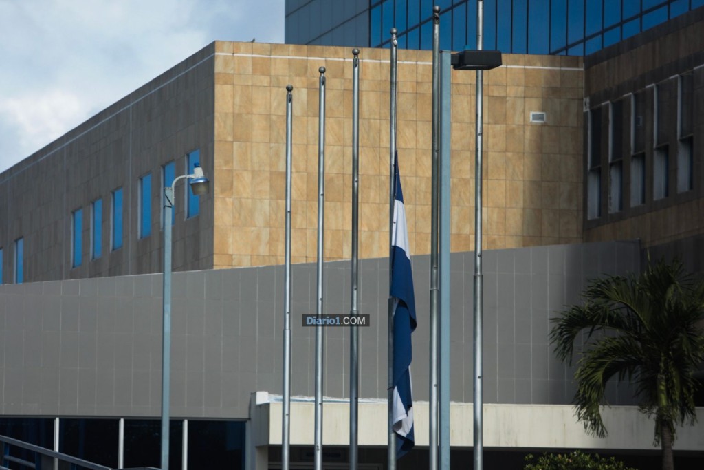 La bandera azul y blanco también fue puesta a media asta en el Centro Judicial de Santa Tecla. Foto: D1/ Gabriel Aquino