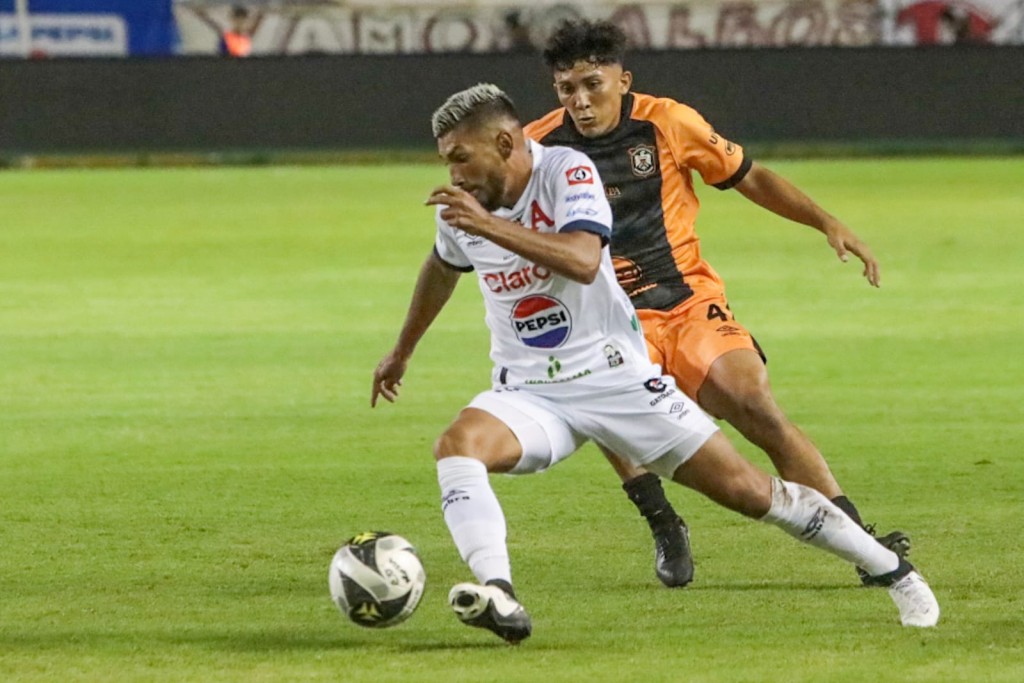 Ányelo Rodríguez fue de los pocos jugadores que intentó generar fútbol en ataque para los albos en una noche para el olvido. Foto: D1/ Gabriel Aquino 