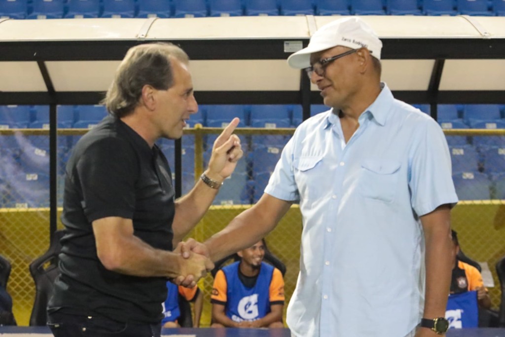 El técnico de Águila, Daniel Messina (izquierda) saluda al entrenador de Alianza, Jorge Rodríguez (derecha) previo al arranque del partido en el estadio Cuscatlán. Foto: D1/ Gabriel Aquino 