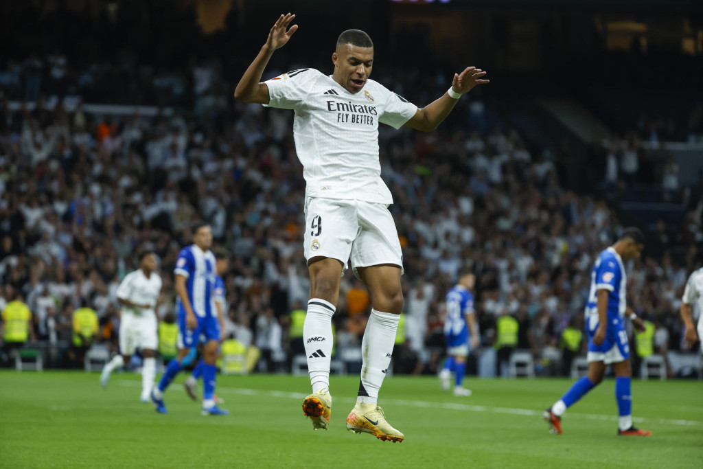 El delantero francés del Real Madrid, Kylian Mbappé, celebra el segundo gol del equipo madridista durante el encuentro correspondiente a la séptima jornada de Laliga EA Sports en el estadio Santiago Bernabéu, en Madrid. EFE / Juanjo Martín.