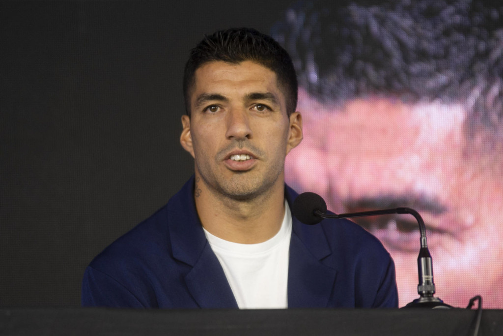 El delantero uruguayo Luis Suárez fue registrado este lunes, 2 de septiembre, durante una conferencia de prensa, en Montevideo (Uruguay), donde anunció su despedida -el próximo viernes- de la selección nacional de fútbol de su país. EFE/Sofía Torres