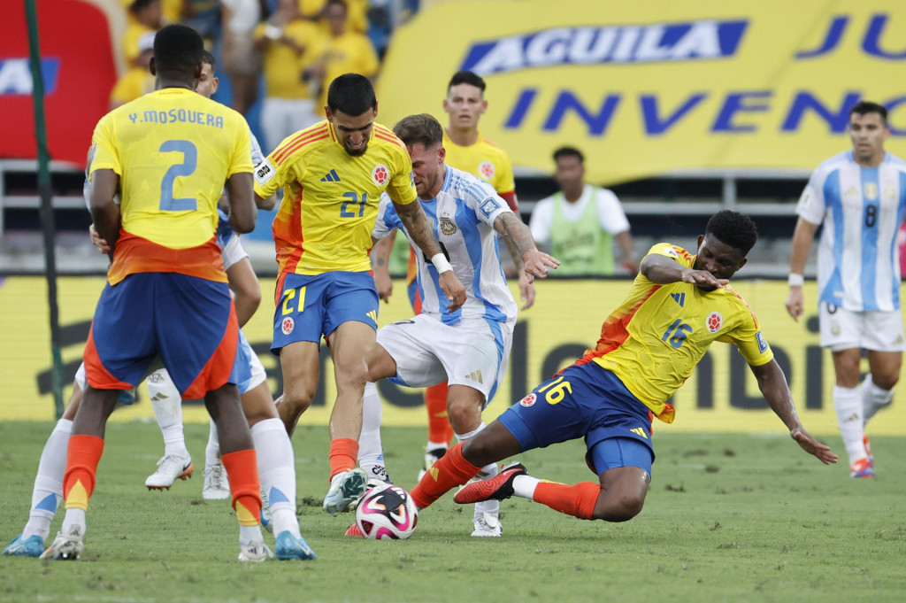 AMDEP6698. BARRANQUILLA (COLOMBIA), 10/09/2024.- Daniel Muñoz (i) y Jefferson Lerma (i) de Colombia disputan el balón con Alexis Mac Allister (c) de Argentina este martes, en un partido de las eliminatorias sudamericanas para el Mundial de 2026 entre Colombia y Argentina en el estadio Metropolitano en Barranquilla (Colombia). EFE/ Mauricio Dueñas Castañeda