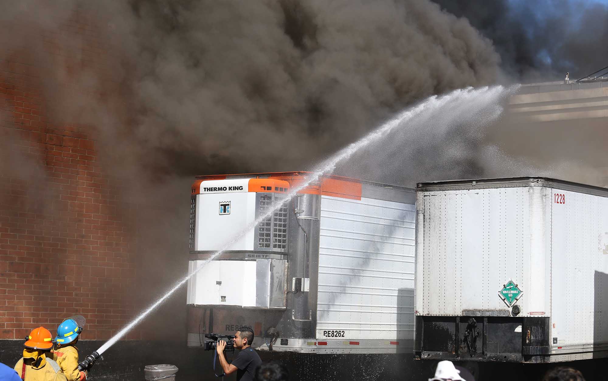 Cuantiosas pérdidas tras incendio en centro comercial de Antiguo Cuscatlán |