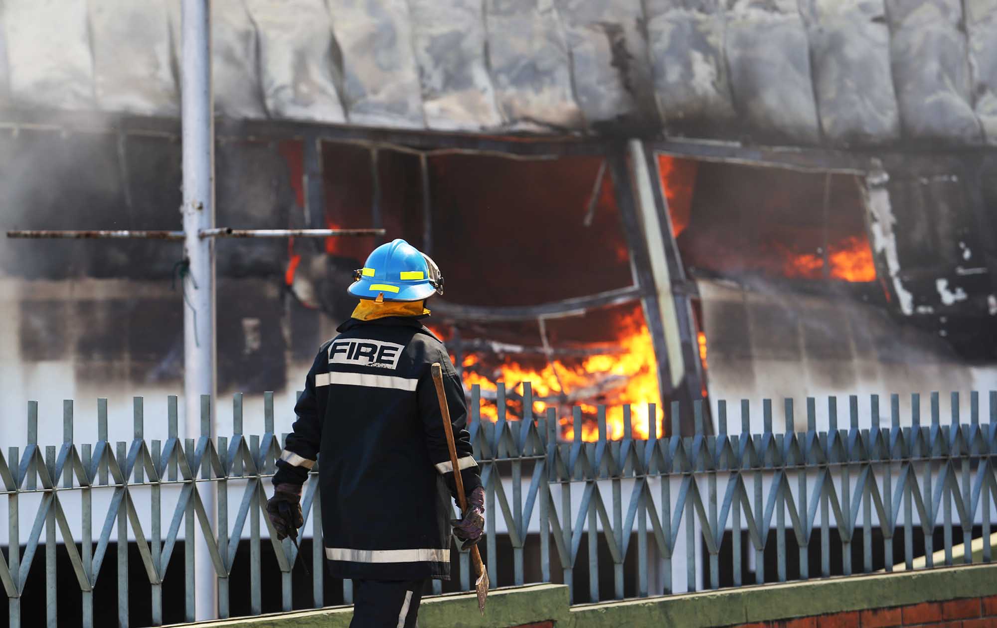 Cuantiosas pérdidas tras incendio en centro comercial de Antiguo Cuscatlán |