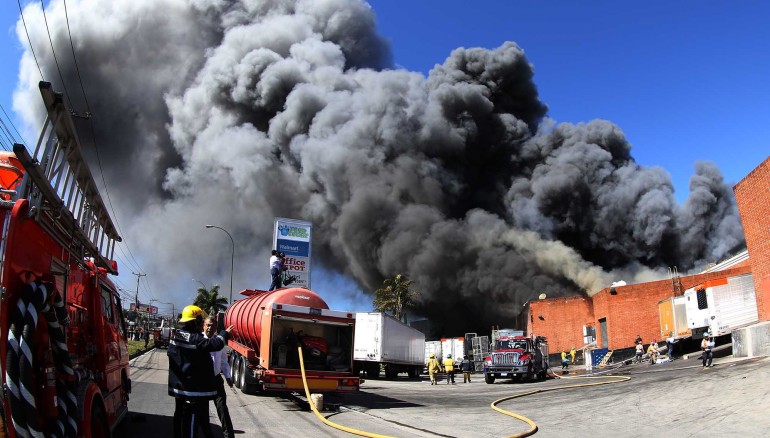 Cuantiosas pérdidas tras incendio en centro comercial de Antiguo Cuscatlán |