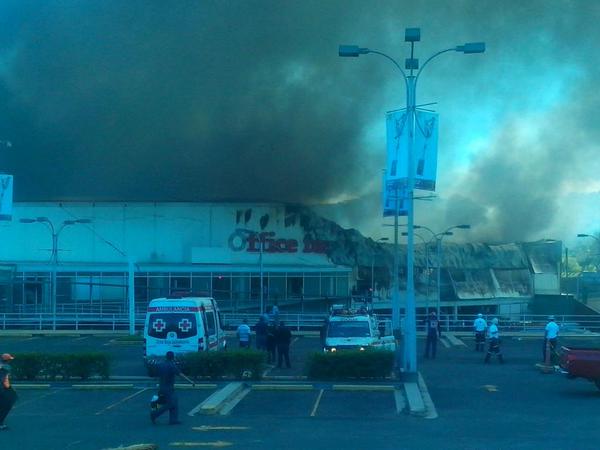 Las imágenes del histórico incendio que perduró por horas en centro  comercial |