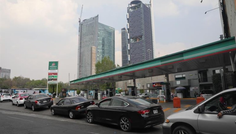 Mujer se desnuda frente a gasolinera en México y causa furor en Instagram |