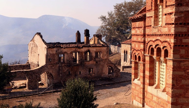 Un edificio dañado del histórico Monasterio de Hosios Loukas, que está en la Lista del Patrimonio Mundial de la Unesco en el área de Stiri, después de que estallara un incendio forestal en Viotia, Grecia / EFE/PANAGIOTIS PRAGIANNIS.