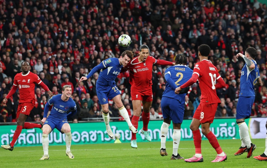 El central del Liverpool Virgil van Dijk (CR) y el del Chelsea Ben Chilwell durante la final de la EFL Carabao Cup que han jugado Chelsea FC y Liverpool FC en Wembley, Londres, Reino Unido. EFE/EPA/ANDY RAIN