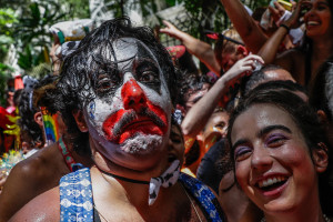 Integrantes de la comparsa callejera 'Laranjada Samba Clube' desfilan por las calles del barrio de Laranjeiras hoy, Río de Janeiro (Brasil). EFE/ André Coelho
