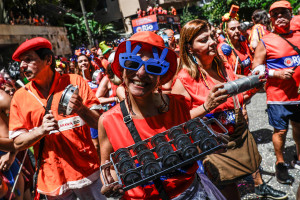 Integrantes de la comparsa callejera 'Laranjada Samba Clube' desfilan por las calles del barrio de Laranjeiras hoy, Río de Janeiro (Brasil). EFE/ André Coelho