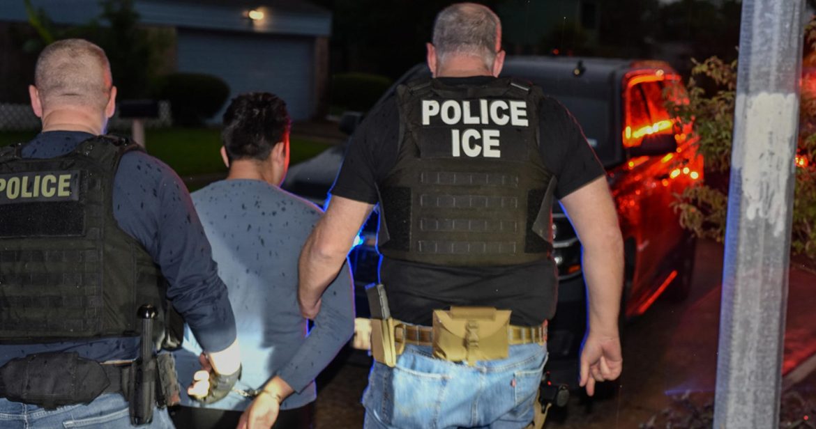 Arrestan a un agente de ICE acusado de disparar a un migrante ...