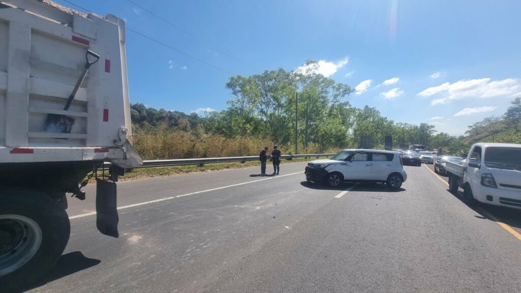 Choque entre camioneta y volqueta deja un lesionado en Santa Ana Este ...
