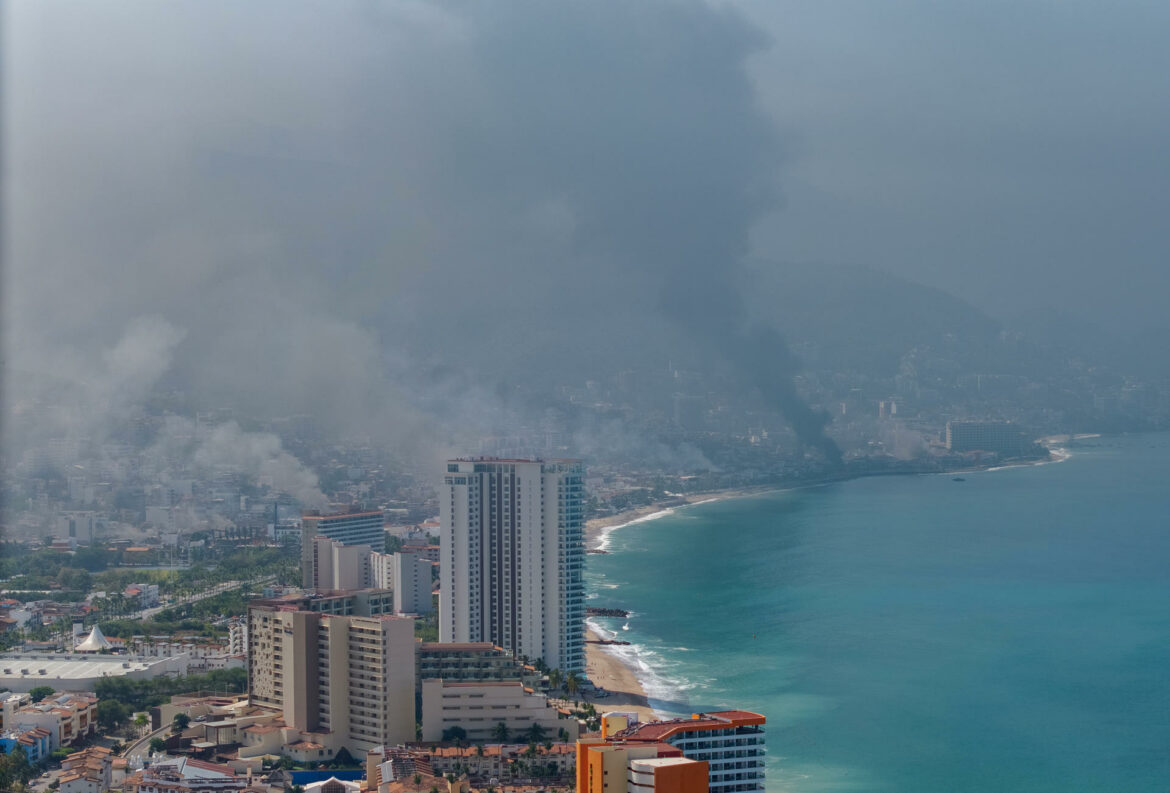 Cancelan vuelos internacionales en Puerto Vallarta tras ola de ...