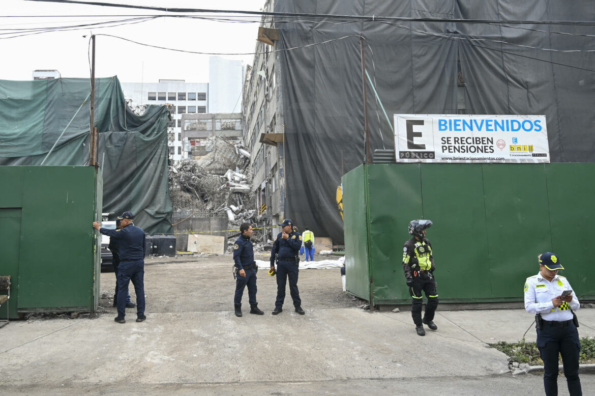 Al menos un muerto, dos atrapados y un herido tras colapso de edificio ...